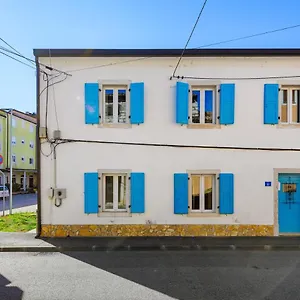 Center House With Apartment